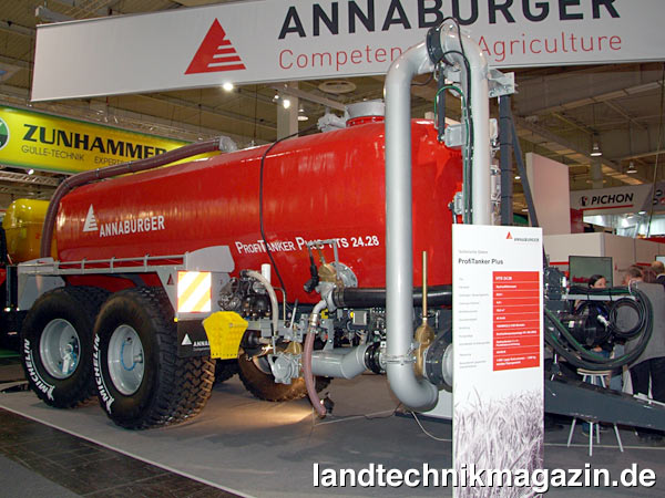 XL-Bild: Auf der Agritechnica 2015 zeigte Annaburger den neuen Tandem-Gülle-Pumptankwagen ProfiTanker Plus HTS 24.28 mit einem Tankvolumen von 19.000 l.