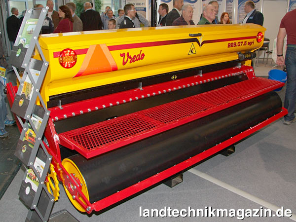 lAuf der Agritechnica 2015 präsentierte Vredo die Durchsämaschinen der Agri-Serie für die Grünland-Nachsaat mit neuem Design und einigen technischen Neuerungen.