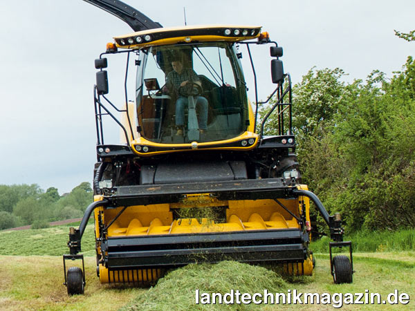 Bild: Schwarze Akzente in der Dachhaube und unterhalb der Frontscheibe verhelfen den neuen New Holland FR Forage Cruiser Feldhäckslern zu einer markanteren Frontpartie. Fahr- und Arbeitsscheinwerfer wurden neu angeordnet.
