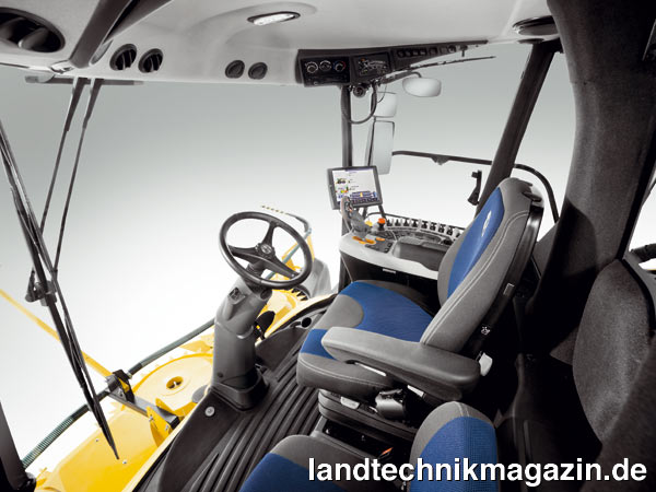 Bild: Auch das Kabineninnere seiner Feldhäcksler hat New Holland überarbeitet. So gibt es bei den FR Forage Cruiser Feldhäckslern unter anderem neue Fahrersitze und eine neue, schlankere Doppelgelenk-Lenksäule.