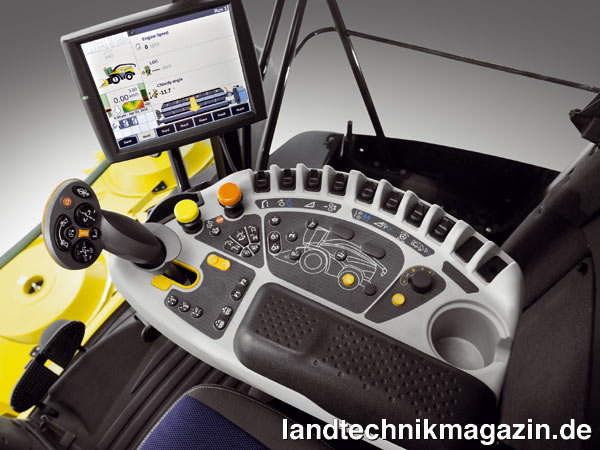 Bild: Die Bedienarmlehne der neuen New Holland FR Forage Cruiser Feldhäcksler wurde komplett neu gestaltet. Einige Bedienknöpfe sind für eine leichtere Zuordnung zur jeweiligen Funktion um die Symbolabbildung eines Feldhäckslers herum angeordnet.