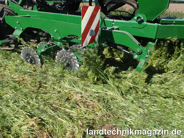 Bild: Die gewellten Turbo-Scheibenschare ermöglichen den Einsatz der Great Plains Sämaschinen Saxon nach reduzierter Bodenbearbeitung mit großen Mengen an Pflanzenrückständen. Je nach Bodenverhältnissen ist die Great Plains Saxon auch für die Direktsaat in abgestorbene oder gemulchte Zwischenfruchtbestände geeignet.