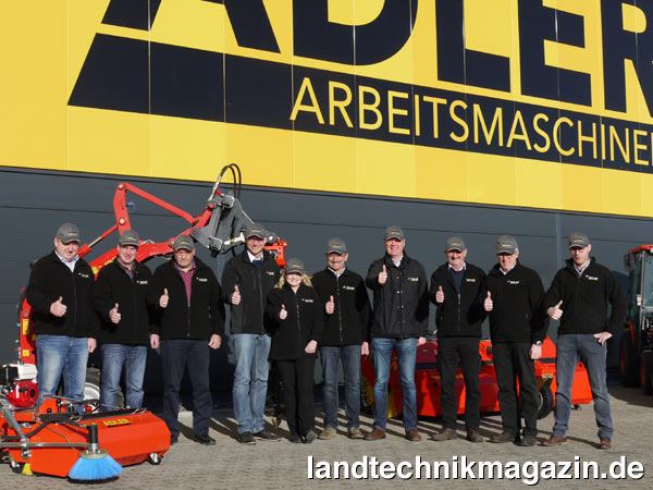 lAdler-Geschäftsführer Rainer Hackenfort (4. v. l.) und Thomas Schmiemann (4. v. r.) freuen sich über eine intensivierte Zusammenarbeit mit den Geschäftsführern und der Vertriebsmannschaft von Burgstaller und Schlund.