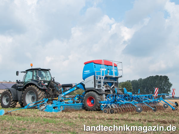 lDie neue klappbare, aufgesattelte Sämaschine Solitär 25 von Lemken wird mit einem 3.000 l Kunststoff-Tank geliefert, der über eine extra breite Einfüllöffnung verfügt.
