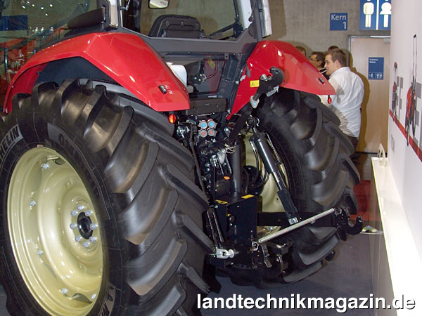 Bild: An den Heckkotflügeln des Yanmar YT490 befinden sich Schalter zur Bedienung des Hubwerks, die maximale Hubkraft beziffert Yanmar mit 3.300 kg.