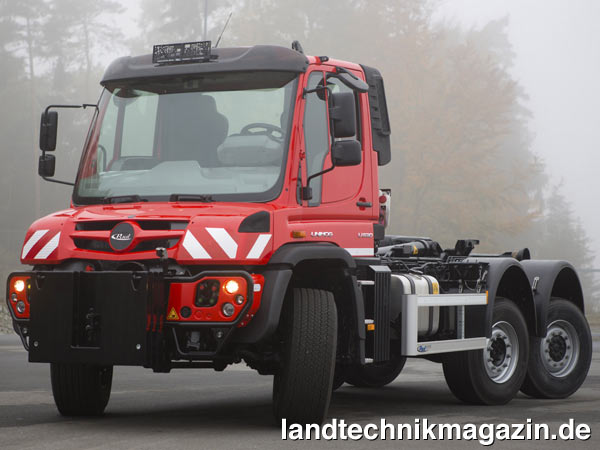 lPaul Nutzfahrzeuge realisierte den dreiachsige Unimog U 530 mit einer Motorleistung von 220/299 kW/PS und einem langen Radstand von 3.900 mm. Als Basis für den Umbau sind zunächst die Platzverhältnisse am Fahrzeug erweitert worden. Zur Aufnahme der dritten Achse und eines Abrollkippers mit bis zu 5.000 mm Länge erfolgte eine Verlängerung des serienmäßigen Rahmenüberhangs von 1.000 mm auf 2.250 mm.