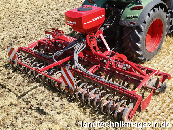 lAngeboten wird die neue Horsch MiniDrill, mit der in einem Arbeitsgang Bodenbearbeitung und Aussaat erledigt wird, für alle Terrano FX und Joker CT (im Bild: Joker 5 CT).