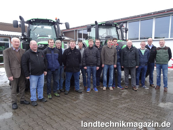 lGeschäftsführer Oliver Frewer (rechts im Bild) und sein Team vor zwei neuen Deutz-Fahr Traktoren der Serie 6.