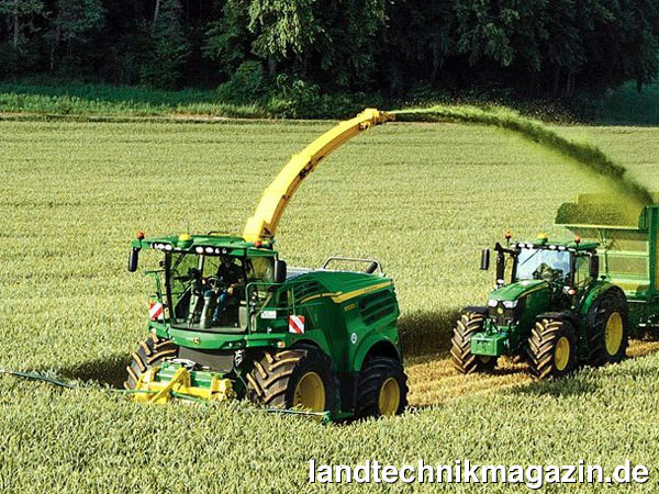 XL-Bild: John Deere ergänzte die selbstfahrenden Feldhäcksler der Baureihe 8000 zur Agritechnica 2015 um drei Modelle: 8300, 8700 und 8800. Die neuen John Deere 8000 Feldhäcksler lassen sich entweder mit Gras-Pickups oder den reihenunabhängigen Mähvorsätzen von Kemper aus den Serien 300plus und 400plus einsetzen.