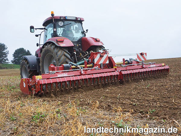 lDie neue klappbaren Kreiselegge Breviglieri MekFold 300 ist in Arbeitsbreiten von 5 bis 7 m erhältlich. Durch den Anbaubock KAT III kann sie mit Traktoren bis 300 PS Leistung eingesetzt werden.