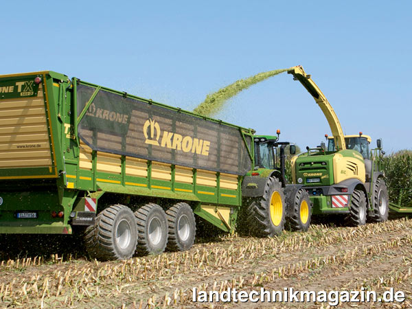 Bild: Die kleinen Krone BiG X 480, 530, 580 und 630 verfügen jetzt über die Wurfweitenverstellung StreamControl, bei der sich die Wurfweite durch eine schwenkbare Klappe in der Rückwand des Wurfbeschleunigers vom Fahrersitz aus einstellen lässt.
