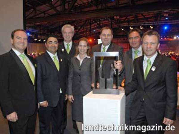 lÜber den Preis freuten sich (v.l.): Josip T. Tomasevic (Claas Logistik), Bülent Ileri (Claas Logistik), Dr. Hermann Garbers (Claas GF), Cathrina Claas, Dietmar Düsing (Claas Logistik), Dr. Ulf Leinhäuser (Claas Logistik), Peter Rudzio (Claas Logistik).