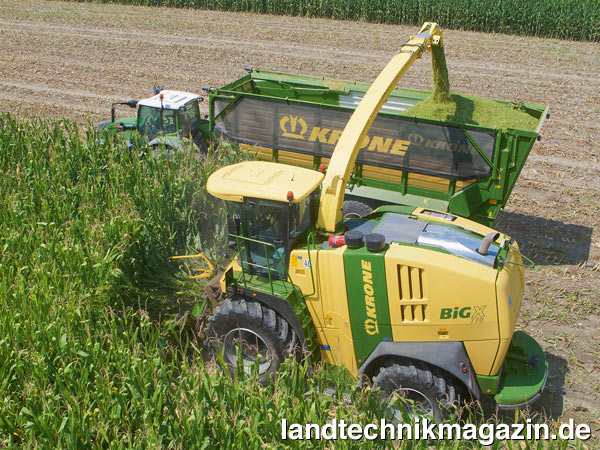 lIm neu vorgestellten Krone BiG X 770 arbeitet ein V8-Motor von MAN mit 16,2 l Hubraum und 570/775 kW/PS. Die Baureihe der großen Krone BiG X Selbstfahr-Häcksler umfasst nun 5 Modelle.