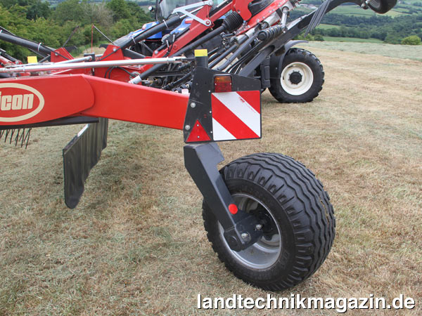 Bild: Das neue Radachsen-Design der Kverneland Mittelschwader Vicon Andex 804 erlaubt eine großzügige Bereifung bei gleichzeitiger hoher Wendigkeit.