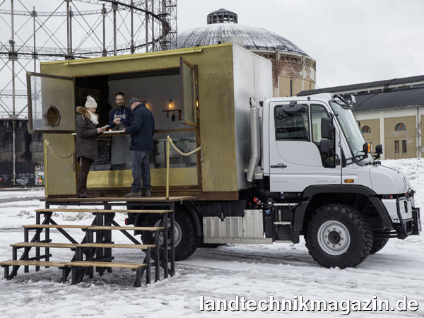 XL-Bild: Das Food-Mobil auf Unimog-Basis setzt Sami Repo bei Firmenevents, Geburtstagsfeiern oder öffentlichen Veranstaltungen ein. Diese finden auch off road und im tiefen Winter statt, wie zuletzt auf einer Food-Messe in Rovaniemi.