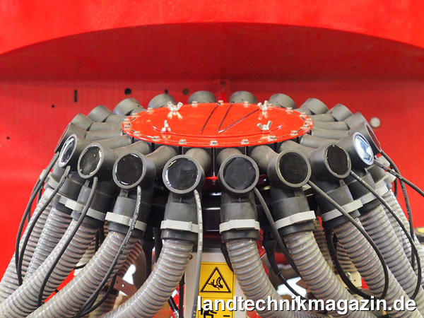 lMit SeedControl präsentiert Horsch exklusiv für die Horsch Sämaschinen der Produktfamilien Pronto, Express, Focus und Sprinter eine elektronische Saatflussüberwachung, die das Abdrehen überflüssig macht.