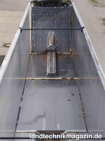 Bild: Der neue Fliegl ASS 3135 Alutec Unlimited mit Triple-Abschiebesystem verfügt über eine zusätzliche hydraulische Einheit im Boden der Mulde.