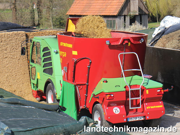 lBei den selbstfahrenden Futtermischwagen Strautmann Sherpa 1201 und 1401 sorgt eine neu konzipierte Hochleistungs-Fräse für schnelle und saubere Futteraufnahme.