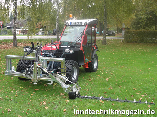lDie bekannten Kunzelmann Doppelmesser-Mähwerke mit BIDUX-Schneidwerk werden jetzt von Sauerburger produziert und unter eigenem Namen vermarktet. Im Bild das DMS47 mit 1.200-mm-Linear-Seitenverschiebung und Linksanbau speziell konzipiert zum Betrieb an Zweiachsmähern.