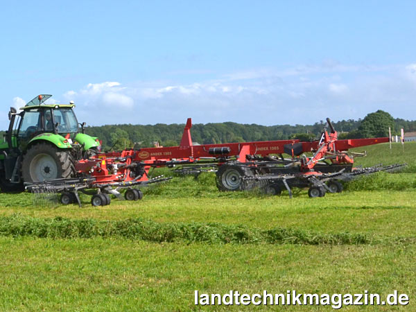 lMit dem neuen Vierkreisel-Schwader Andex 1505 zeigt Vicon einen Schwader, der ungeachtet seiner Arbeitsbreite von bis zu 15 m recht wendig ist und für den Transport mit montierten Zinkenarmen unter 4 m Höhe bleibt.