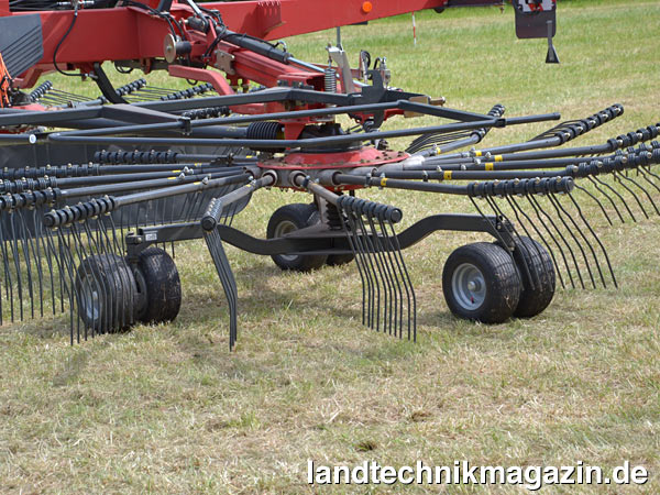 Bild: Die hinteren beiden Kreisel des neuen Vicon Andex 1505 arbeiten mit 15 Zinken mit je 5 Zinken. Die Kreisel werden von einem wartungsfreien ProLine-Ölbadgetriebe angetrieben.
