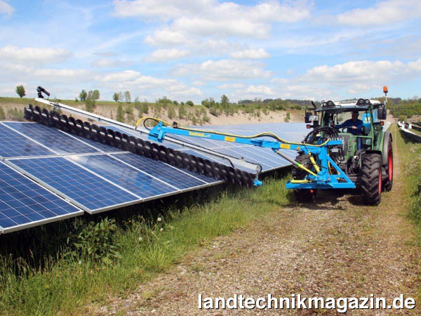 lSunbrush mobil bietet jetzt ein neues System zur Warmwasserreinigung von PV-Modulen an. Photovoltaik-Anlagen können so unabhängig von Temperatur und Witterung gereinigt werden. Für den Einsatz der Sunbrush mobil Reinigungsbürste ist ein Traktor mit Frontkraftheber erforderlich.