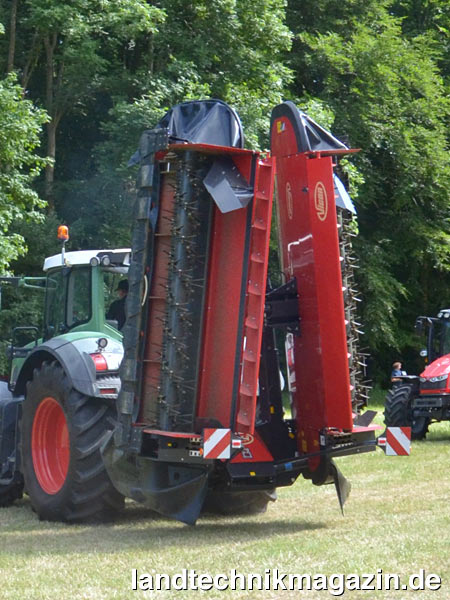 XL-Bild: Die Transporthöhe der Butterfly-Kombination Vicon EXTRA 7100T von unter 4,0 m wird durch ein hydraulisches Hochschwenken der Mäheinheiten in Kombination mit der kleinsten Arbeitsbreiten-Einstellung erzielt.