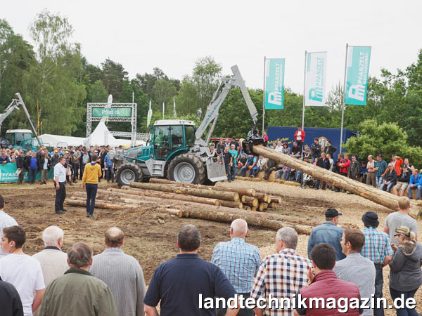 lDemoshow in der Pfanzelt Forstarena mit aktuellen Produkten und historischer Technik.