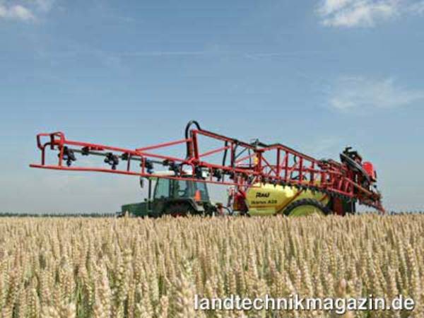 lZur nächsten Saison steht die bewährte Anhängespritze RAU Ikarus auch mit dem neuen Gestänge HB 27/28 zur Verfügung. Das kompakte, robuste Gestänge hat 27 oder 28 Meter Arbeitsbreite, lässt sich bequem handhaben und ist dreifach klappbar.