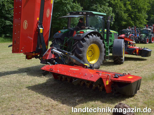 Bild: Die neue Vicon Butterfly-Mähwerkskombination EXTRA 687T Farmer mit Aufbereiter wurde für weniger leistungsstarke Traktoren entwickelt, bietet allerdings dennoch 8,70 m Arbeitsbreite.
