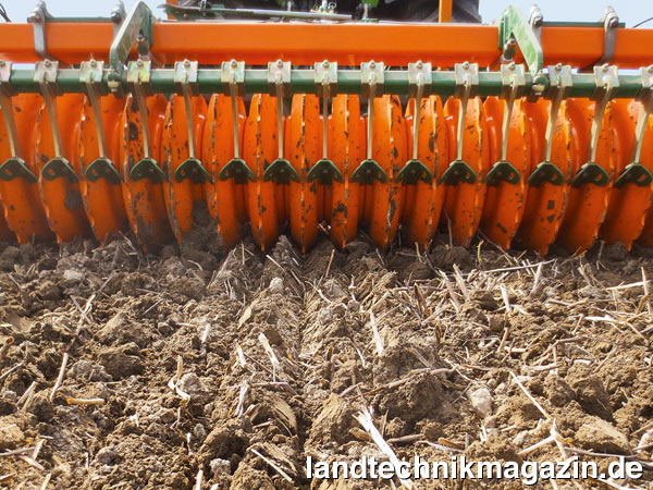lDie neue Amazone Disc-Walze, eine Nachlaufwalze für passive Bodenbearbeitungsgeräte, besteht aus geschlossen verschweißten Stahlteller-Elementen mit gezackten Außenstegen, die paarweise montiert wurden.