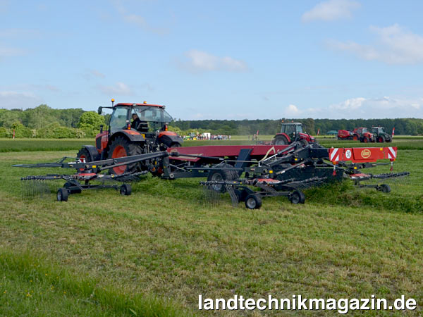 lBeim neuen Vierkreisel-Schwaders Vicon Andex 1304 stand bei der Konzeption die Futterqualität an erster Stelle, weshalb die Kreisel dem Boden in drei Richtungen folgen. Zusätzlich lässt sich die Arbeitsbreite zwischen 10,0 und 12,5 m einstellen.