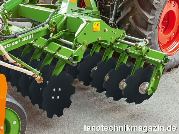 lDie Amazone Kompaktscheibeneggen Catros und Catros+ 3001 und 3501 können jetzt auf Wunsch mit einer hydraulischen Bedienung der Verschiebeeinheit ausgerüstet werden.