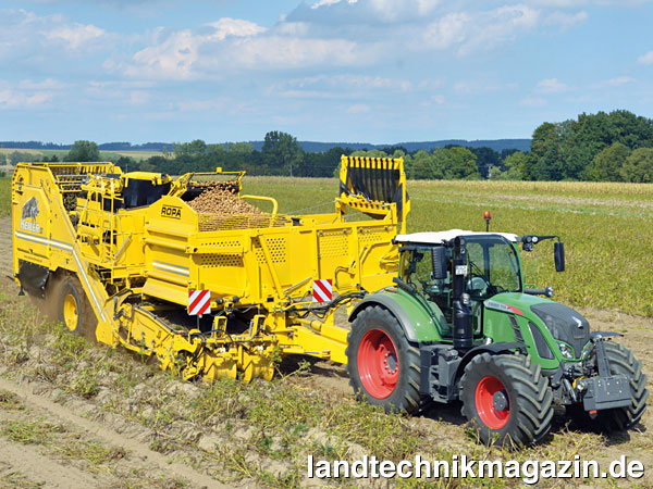 lROPA erweitert die Ausstattung der Kartoffelroder Keiler I und Keiler II (im Bild) mit den neuen Assistenzsystemen speicherbare Rodeprogramme, Siebkettenautomatik und Überlastautomatik. Optional kann zudem mit Auxiliary Control (AUX-N) und dem Task-Controller Basic die ISOBUS-Funktionalität der ROPA Kartoffelroder erweitert werden.