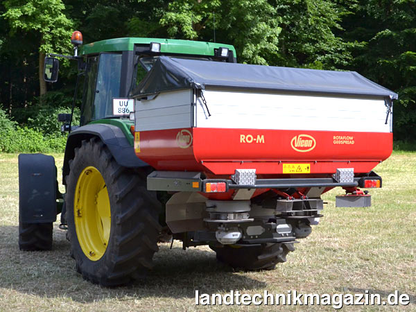 lDer neue Vicon RO-M GEOspread Wiegedüngerstreuer ist mit den Behältergrößen 1.100 l, 1.550 l, 2.000 l und 2.450 l erhältlich und verfügt über eine GPS-gestützte automatische Teilbreitenschaltung.