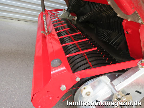 Bild: Zusätzlich verfügt das Pickup-Prallblech der Lely Tigo Rotorladewagen XR nun direkt hinter der Schwadrolle über Metall-Leitzinken die den Gutfluss verbessern.