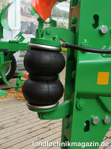 Bild: Luftbälge ersetzen bei der neuen Gassner AIRMATIK Pflug-Steinsicherung Hydraulikzylinder und Stickstoffblasen. Bild: Luftbälge ersetzen bei der neuen Gassner AIRMATIK Pflug-Steinsicherung Hydraulikzylinder und Stickstoffblasen.