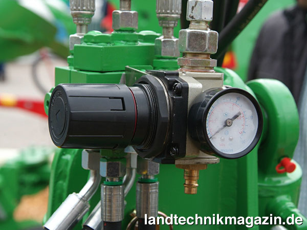 Bild: Die neue Gassner AIRMATIK Steinsicherung wird über die Druckluftanlage des Traktors betrieben. Über ein Regelventil mit Manometer am Anbauturm wird der Luftdruck und damit die Auslösekraft zentral für alle Luftbälge respektive Pflugkörper eingestellt. Bild: Die neue Gassner AIRMATIK Steinsicherung wird über die Druckluftanlage des Traktors betrieben. Über ein Regelventil mit Manometer am Anbauturm wird der Luftdruck und damit die Auslösekraft zentral für alle Luftbälge respektive Pflugkörper eingestellt.