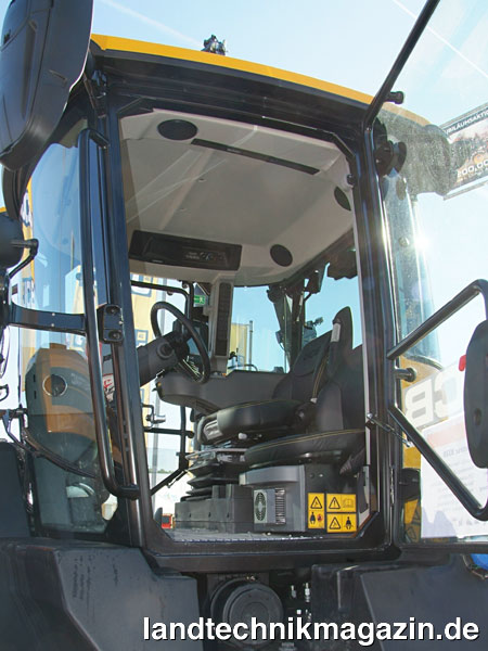 Bild: Die vom JCB Fastrac 4000 übernommene CommandPlus-Kabine der neuen JCB Fastrac 8000 Serie bietet einen geräumigen, freundlichen und komfortablen Arbeitsplatz.