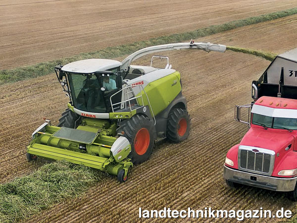 lClaas präsentiert eine neue Variante der JAGUAR 900 Feldhäcksler, die sich lediglich in Ausstattungsdetails von der bestehenden Baureihe unterscheidet. Dennoch werden beide Baureihen vertrieben: als alte Version (Typ 497) und als neue Version (Typ 498).