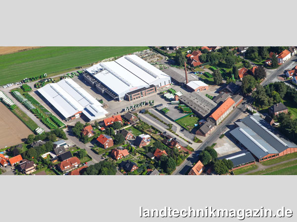 lDiese Luftaufnahme zeigt das Bergmann Werksgelände in Goldenstedt mit Produktionshallen und Verwaltungsgebäude sowie Ersatzteillager auf der gegenüberliegenden Straßenseite.