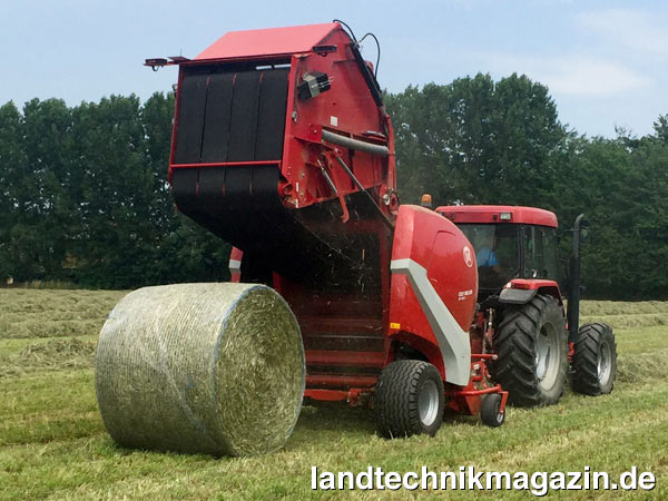 XL-Bild: Die neuen variablen Rundballenpressen Lely Welger RP 160 V und RP 180 V sind mit oder ohne Schneidwerk, mit Pickups in drei Breiten und mit zwei verschiedenen Bedienungen erhältlich.