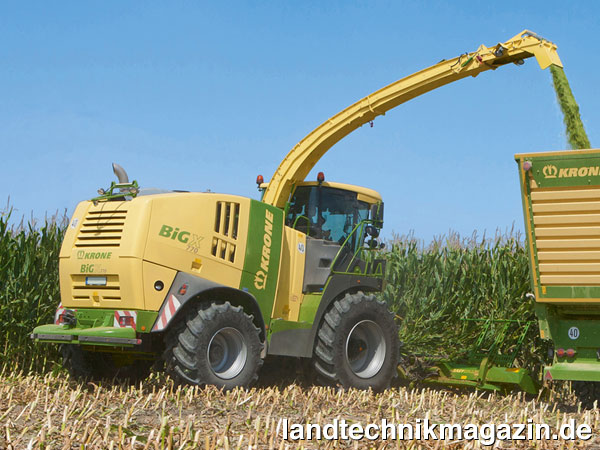 lZur Saison 2017 werden die Krone Selbstfahr-Feldhäcksler Big X 700 und Big X 770 (im Bild) mit einem neuen 16,16-Liter-V8-Motor von Liebherr ausgerüstet. Die Motordauerleistung gibt Krone mit  528/718 kW/PS im Big X 700 und 561/763 kW/PS im Big X 770 an.
