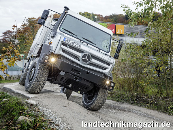 lMercedes-Benz Unimog U 4023 in Schräglage auf dem Außenparcours des Unimog-Museums in Gaggenau.