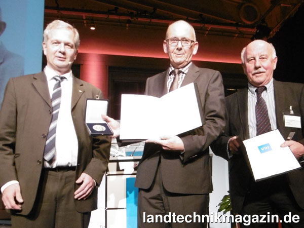 lProf. Dr.-Ing. Peter Pickel, Dipl.-Ing. Roland Rehm und Dipl.-Ing. Wolfgang Deimel (v.l.n.r.) auf der Festveranstaltung anlässlich der 74. Internationalen Tagung LAND.TECHNIK in Köln.