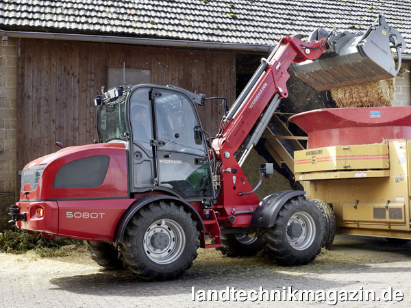 lDer Weidemann Teleskopradlader 5080T wurde mit einem Stufe-IV-Perkins Motor mit 90/122 kW/PS ausgestattet. Die Trittstufen wurden größer und griffiger gestaltet.