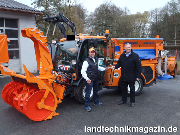 lDer Multihog-Händler Univoit e.K. lieferte den neuen Multihog MX 120 an die Gemeinde Fichtelberg inklusive Salzstreuer, Schneefräse, Schneepflug, Mähwerk mit Auffangbehälter sowie Kehrwalze.