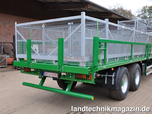 Bild: Optional ist der neue Kröger Plattformanhänger agroliner PWO402 mit einem Ausschub am Fahrzeugheck erhältlich. Die Plattform kann mit dieser Ausrüstung für den innerbetrieblichen Transport um bis zu einen Meter verlängert werden.