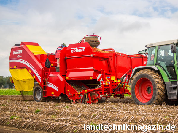 lGrimme bietet für den einreihigen Kartoffelroder SE 75-55 mit 5,5 Tonnen Bunker jetzt optional die lastabhängige vollautomatische Drehzahlregelung Speedtronic und die automatische Funktionsüberwachung VisualProtect an.
