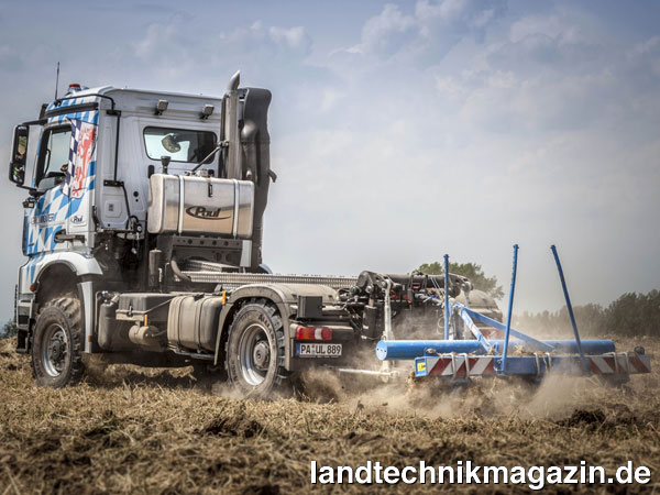 Bild: Bei unballastiertem Fahrzeug bietet der Heckkraftheber beim Paul Agro Mover nach Herstellerangaben 4,5 t Hubkraft.